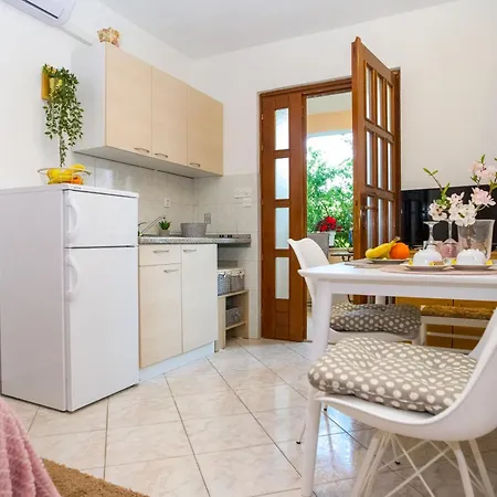 Cozy Retreat With Parking, Balconies & Garden Fireplace *