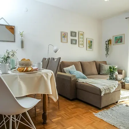 Cozy Retreat With Parking, Balconies & Garden Fireplace Pakoštane
