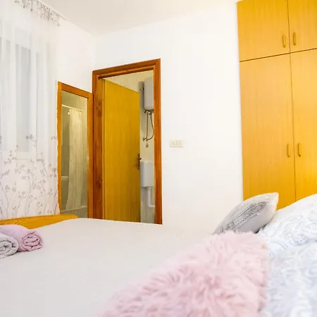 Cozy Retreat With Parking, Balconies & Garden Fireplace * Pakostane