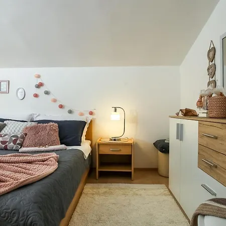 Cozy Retreat With Parking, Balconies & Garden Fireplace 아파트