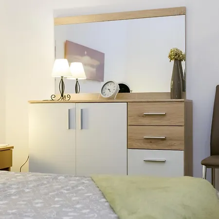 Cozy Retreat With Parking, Balconies & Garden Fireplace Apartment *