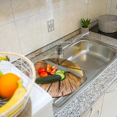 아파트 Cozy Retreat With Parking, Balconies & Garden Fireplace *