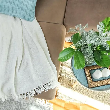 Cozy Retreat With Parking, Balconies & Garden Fireplace 아파트 파코스탄