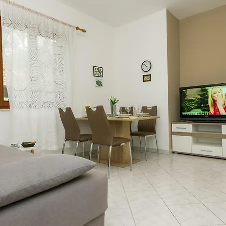 Cozy Retreat With Parking, Balconies & Garden Fireplace *