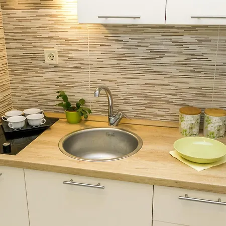 Cozy Retreat With Parking, Balconies & Garden Fireplace * 파코스탄