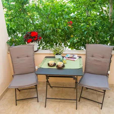 Cozy Retreat With Parking, Balconies & Garden Fireplace 公寓