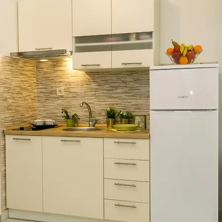 Apartment Cozy Retreat With Parking, Balconies & Garden Fireplace