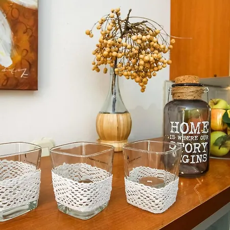 Cozy Retreat With Parking, Balconies & Garden Fireplace 아파트 파코스탄
