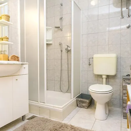 아파트 Cozy Retreat With Parking, Balconies & Garden Fireplace