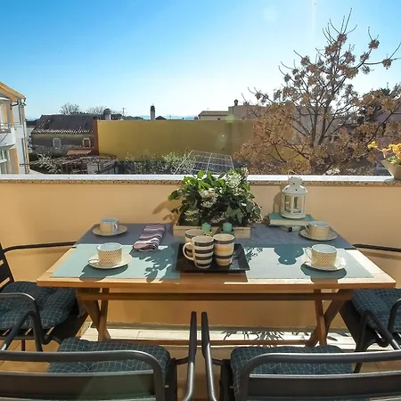 Cozy Retreat With Parking, Balconies & Garden Fireplace