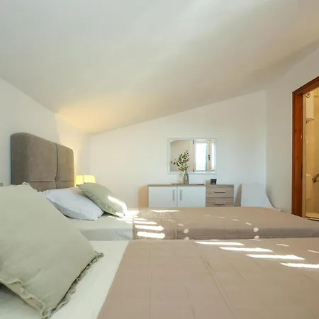 Apartment Cozy Retreat With Parking, Balconies & Garden Fireplace