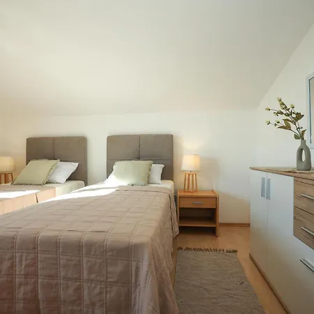 Cozy Retreat With Parking, Balconies & Garden Fireplace Apartment Pakostane