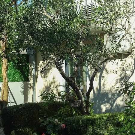 Cozy Retreat With Parking, Balconies & Garden Fireplace 公寓