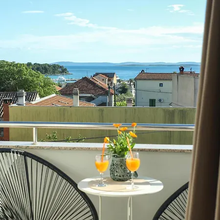 Apartment Cozy Retreat With Parking, Balconies & Garden Fireplace *