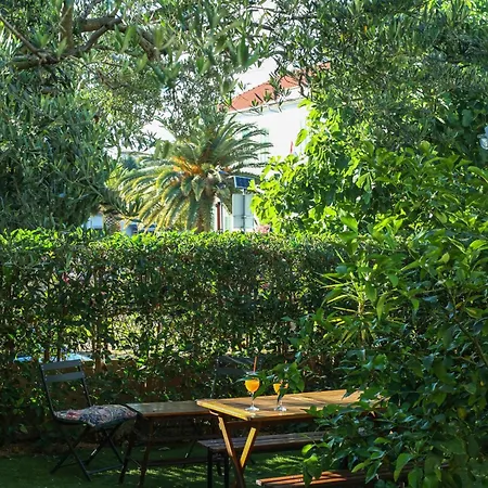 公寓 Cozy Retreat With Parking, Balconies & Garden Fireplace