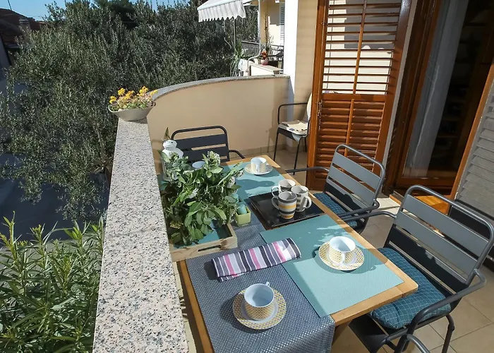 Cozy Retreat With Parking, Balconies & Garden Fireplace Апартаменты Пакоштане