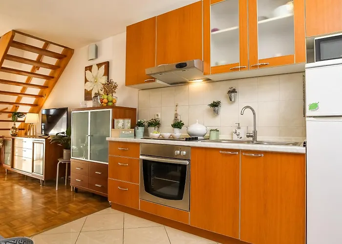 Апартаменты Cozy Retreat With Parking, Balconies & Garden Fireplace Пакоштане