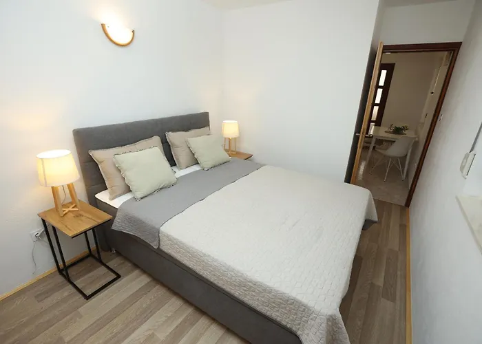 Cozy Retreat With Parking, Balconies & Garden Fireplace Апартаменты *