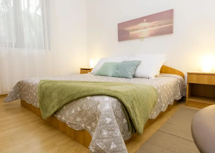 Cozy Retreat With Parking, Balconies & Garden Fireplace Апартаменты *