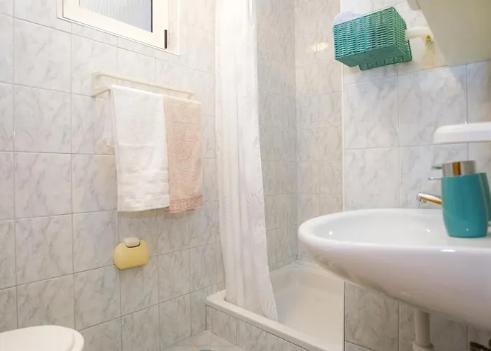 Апартаменты Cozy Retreat With Parking, Balconies & Garden Fireplace Пакоштане