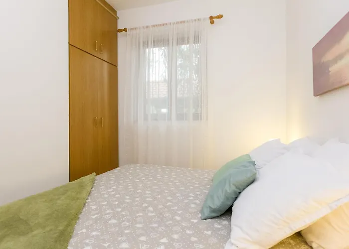 Cozy Retreat With Parking, Balconies & Garden Fireplace Апартаменты *