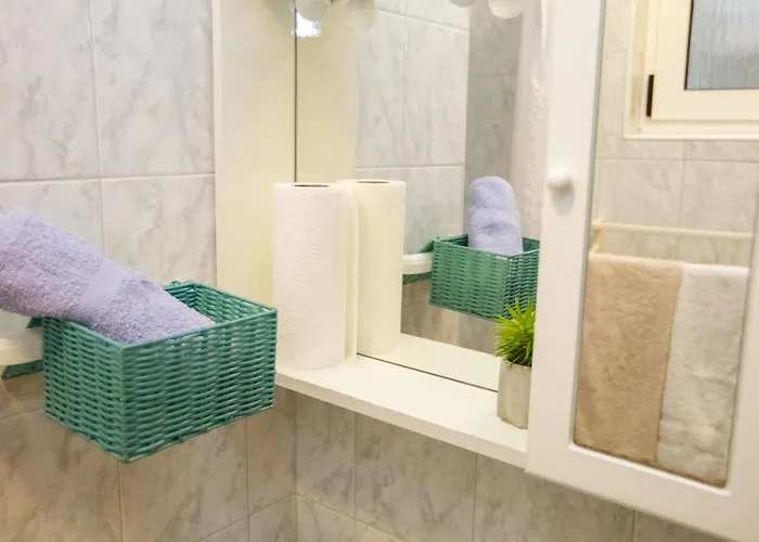 Апартаменты Cozy Retreat With Parking, Balconies & Garden Fireplace *