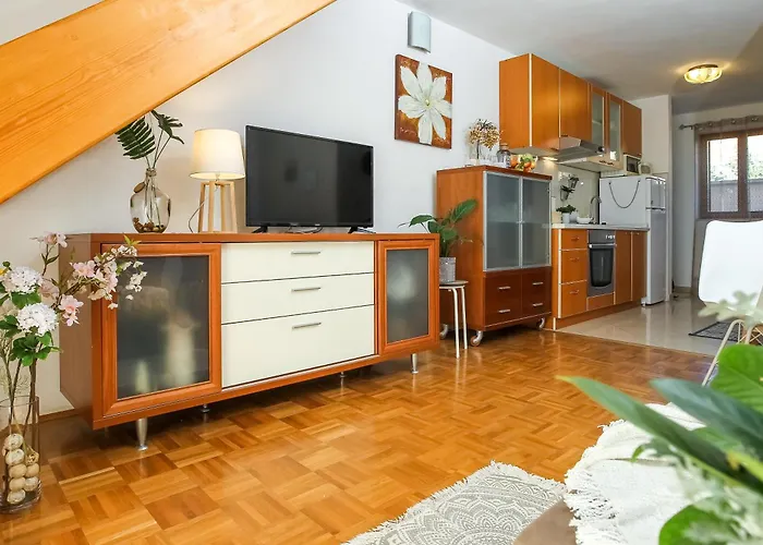 Апартаменты Cozy Retreat With Parking, Balconies & Garden Fireplace Пакоштане