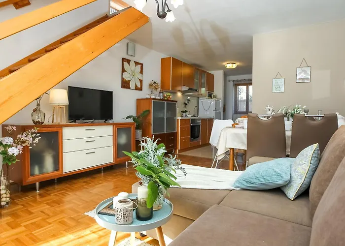 Cozy Retreat With Parking, Balconies & Garden Fireplace Пакоштане
