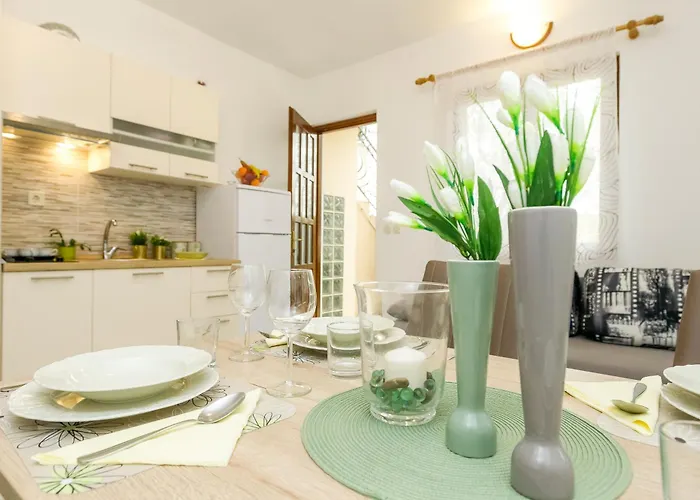 Апартаменты Cozy Retreat With Parking, Balconies & Garden Fireplace