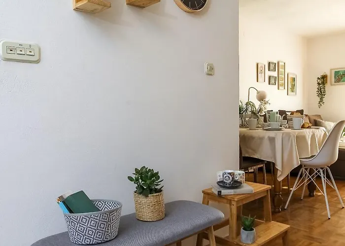 Апартаменты Cozy Retreat With Parking, Balconies & Garden Fireplace *