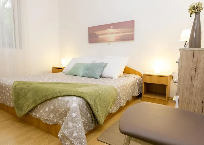 Апартаменты Cozy Retreat With Parking, Balconies & Garden Fireplace Пакоштане