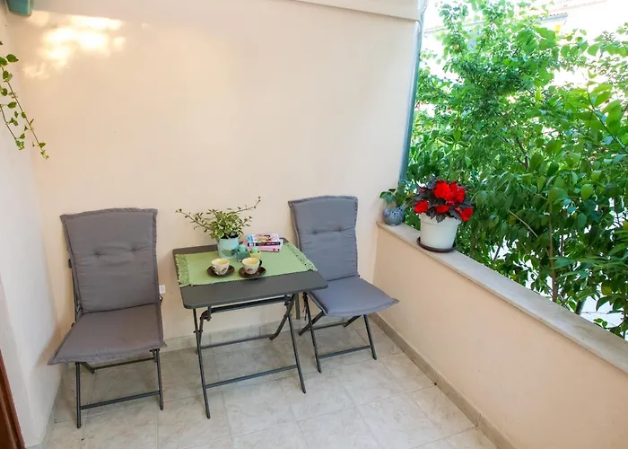 Cozy Retreat With Parking, Balconies & Garden Fireplace