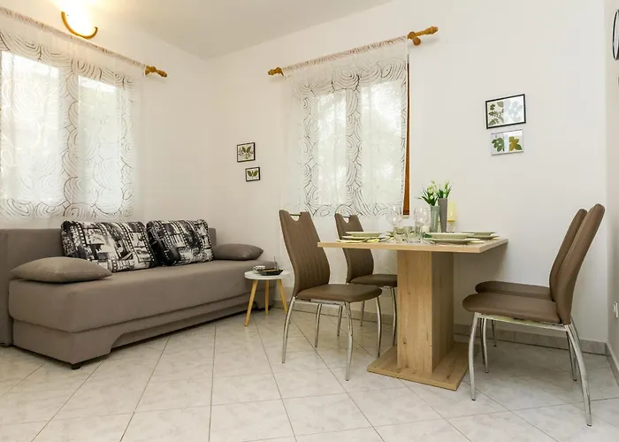Cozy Retreat With Parking, Balconies & Garden Fireplace Апартаменты
