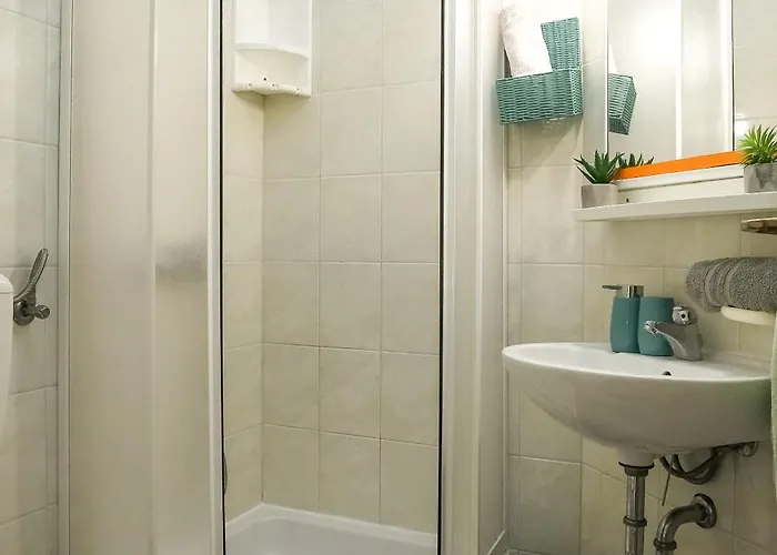 Апартаменты Cozy Retreat With Parking, Balconies & Garden Fireplace