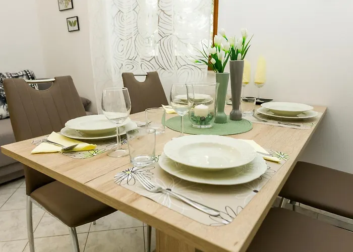Апартаменты Cozy Retreat With Parking, Balconies & Garden Fireplace *