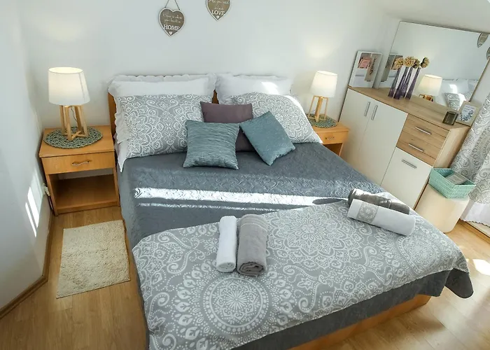 Апартаменты Cozy Retreat With Parking, Balconies & Garden Fireplace Пакоштане