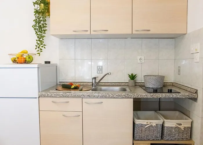 Cozy Retreat With Parking, Balconies & Garden Fireplace Пакоштане