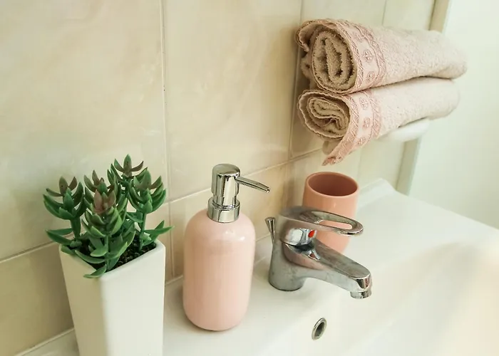 Апартаменты Cozy Retreat With Parking, Balconies & Garden Fireplace Пакоштане