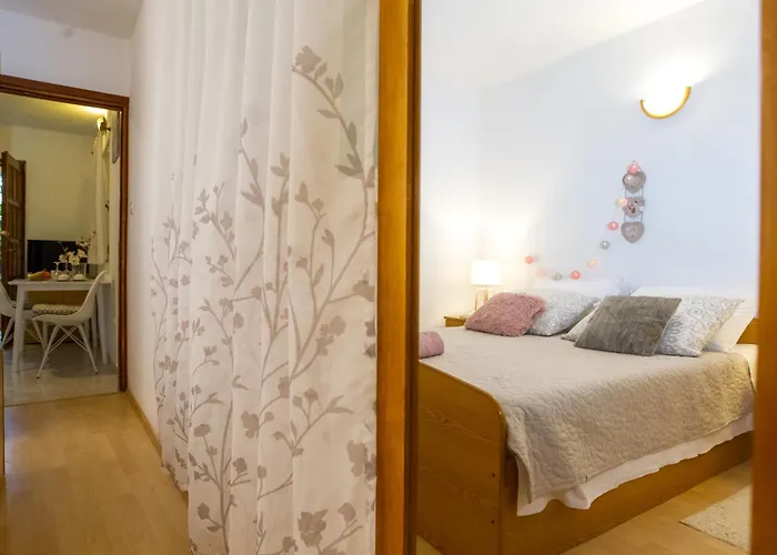 Cozy Retreat With Parking, Balconies & Garden Fireplace Апартаменты