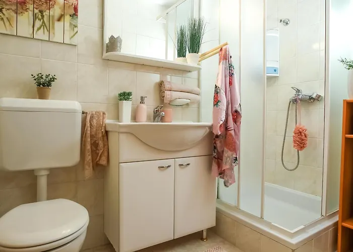 Апартаменты Cozy Retreat With Parking, Balconies & Garden Fireplace Пакоштане