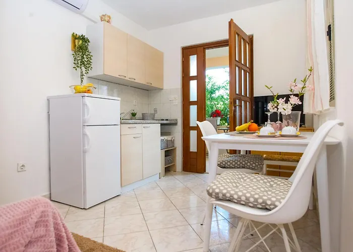 Cozy Retreat With Parking, Balconies & Garden Fireplace *