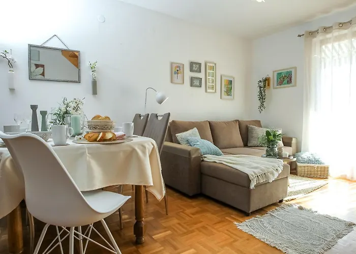 Cozy Retreat With Parking, Balconies & Garden Fireplace Пакоштане