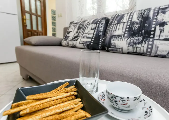 Апартаменты Cozy Retreat With Parking, Balconies & Garden Fireplace Пакоштане