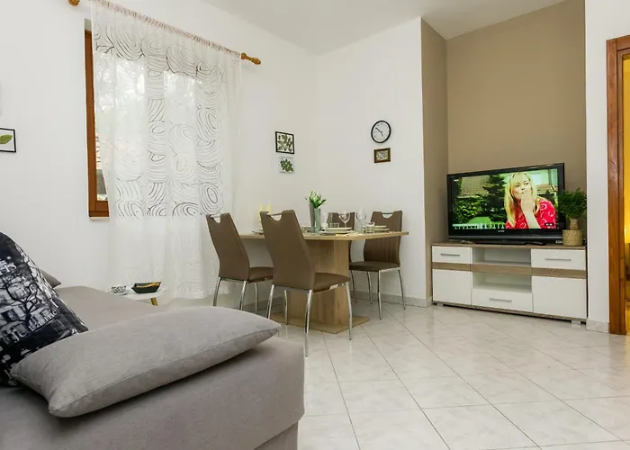 Cozy Retreat With Parking, Balconies & Garden Fireplace *