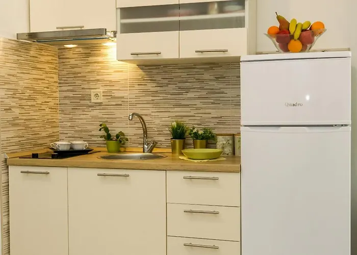 Апартаменты Cozy Retreat With Parking, Balconies & Garden Fireplace