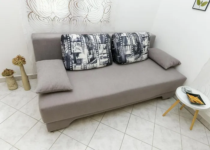 Апартаменты Cozy Retreat With Parking, Balconies & Garden Fireplace *