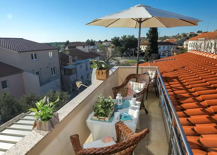 Cozy Retreat With Parking, Balconies & Garden Fireplace Пакоштане